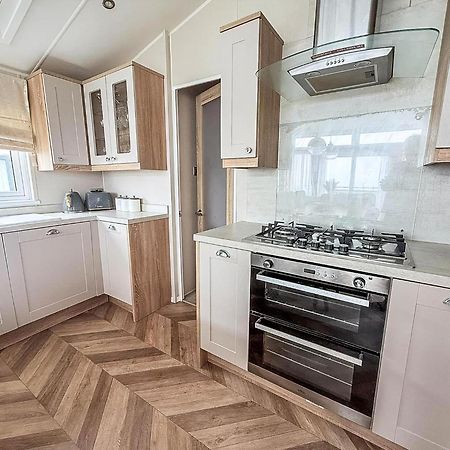 Beautiful Lodge With Full Sea Views At Broadland Sands In Suffolk Ref 20235Bs Hopton on Sea Exterior foto